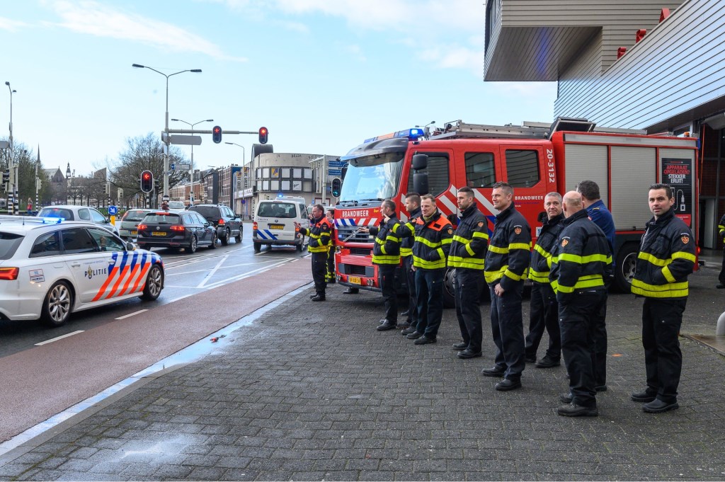 De brandweer doet de politie uitgeleide op de Tramsingel.