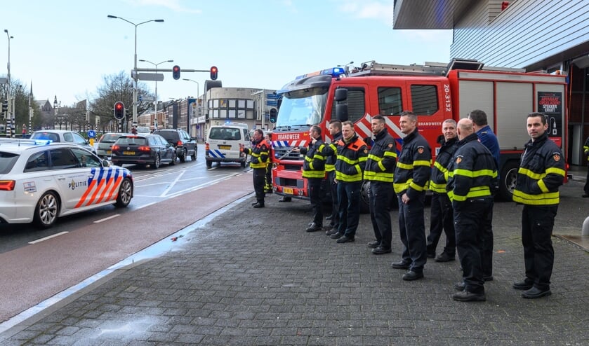 De brandweer doet de politie uitgeleide op de Tramsingel.