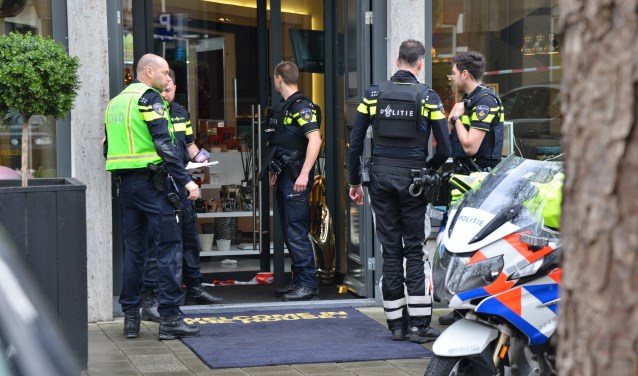 Politie en andere hulpverleners bij House of Pertijs in de Parkstraat na de gewapende overval op woensdag 6 maart.