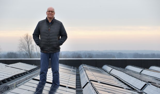 Henry Martens, eigenaar van Breepark, tussen de zonnepanelen op het dak van de evenementenhal.
