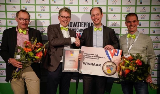 Wethouder Daan Quaars met de oorkonde.