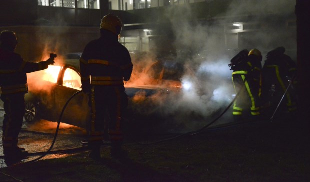 Twee auto's gingen verloren door een brand die vermoedelijk is aangestoken.