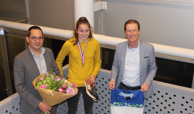 Meike Verdaasdonk werd door de burgemeester en wethouder in de bloemetjes gezet FOTO: JOSÉ VAN DER WEGEN