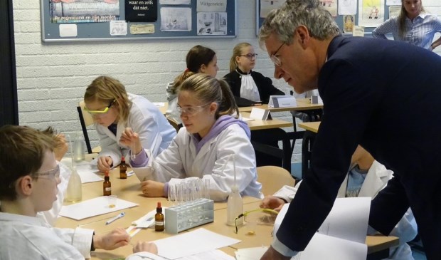 Minister Arie Slob op bezoek bij CSI in De Nassau.