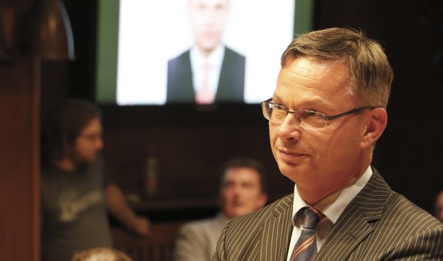 Alfred Arbouw bij zijn afscheid van de Bredase raad en het college.
