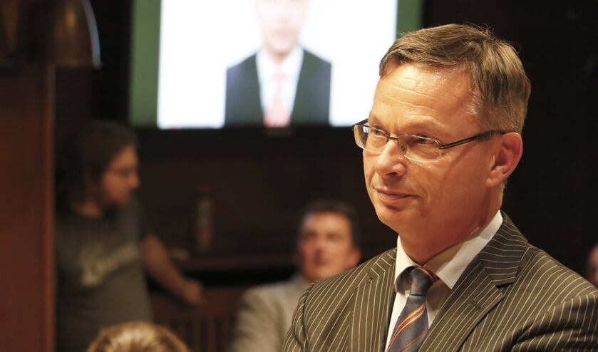 Alfred Arbouw bij zijn afscheid van de Bredase raad en het college.