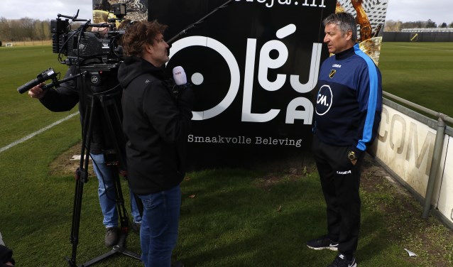 Ruud Brood staat de pers te woord op zijn eerste werkdag als hoofdtrainer van NAC. Later deze week verwacht NAC ook een nieuwe directie te kunnen presenteren.
