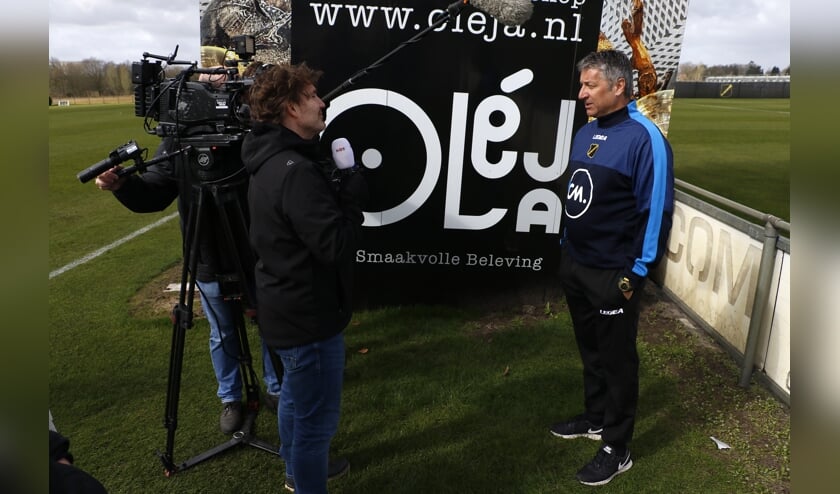 Ruud Brood staat de pers te woord op zijn eerste werkdag als hoofdtrainer van NAC. Later deze week verwacht NAC ook een nieuwe directie te kunnen presenteren.