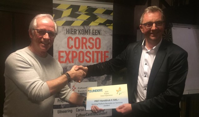 Wethouder de Beer reikt PRET Handdruk uit voor Corso Experience.