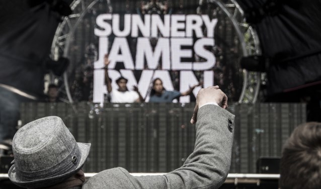 Dancetour Breda 2016 met Sunnery James. De dj staat ook op Koningsdag op het Chasséveld.