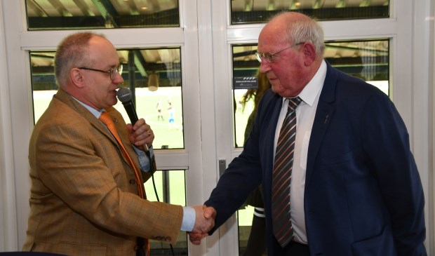 Wim van der Bemt (72) krijgt de gouden KNVB speld opgespeld.