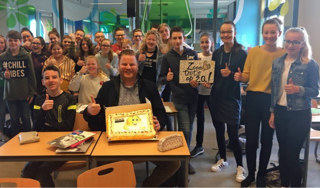 Leerlingen van Prinsentuin Oudenbosch, klas 2a, hebben het minste ongeoorloofde verzuim. Dat werd beloond met taart. FOTO SONJA KUIPER