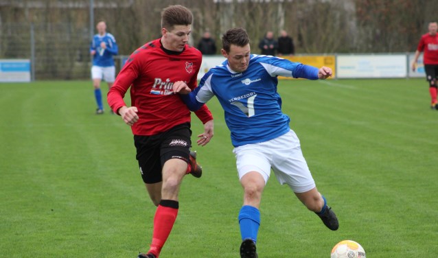 Arjen Dingemanse voorkomt veel doelpunten met zijn verdediging, hier in duel met Alex Jobse. FOTO: F. VAN PAGEE