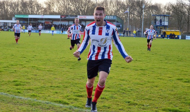 Pure ontlading bij Rico de Putter na zijn openingstreffer tegen Oostkapelle. FOTO JONIQUE VAN KOEVERINGE