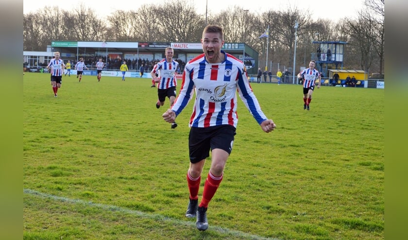 Pure ontlading bij Rico de Putter na zijn openingstreffer tegen Oostkapelle. FOTO JONIQUE VAN KOEVERINGE