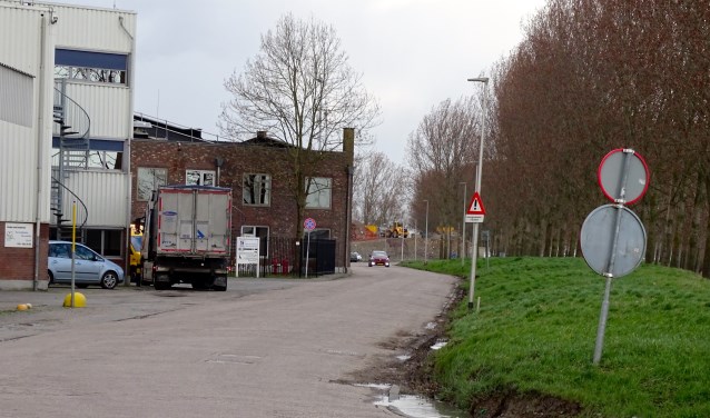 De Zeedijk wordt gepasseerd door veel vrachtverkeer. FOTO JACK KONINGS