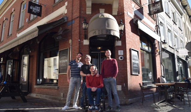 Joris met drie van zijn vrienden die een privétoilet hebben geregeld voor tijdens carnaval.