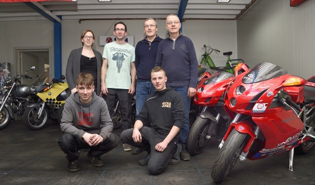De nieuwe eigenaar Kees Ridderhof (in t-shirt) met zijn team van Motorini. FOTO BENNIE KRAJENBRINK