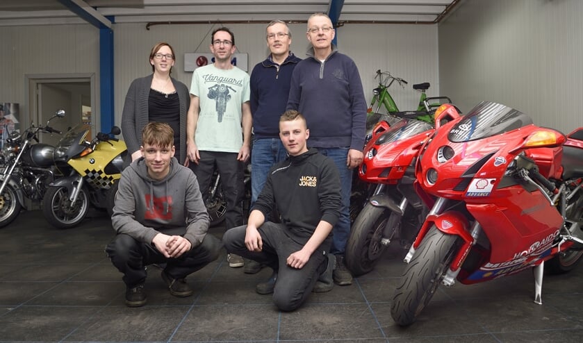De nieuwe eigenaar Kees Ridderhof (in t-shirt) met zijn team van Motorini. FOTO BENNIE KRAJENBRINK