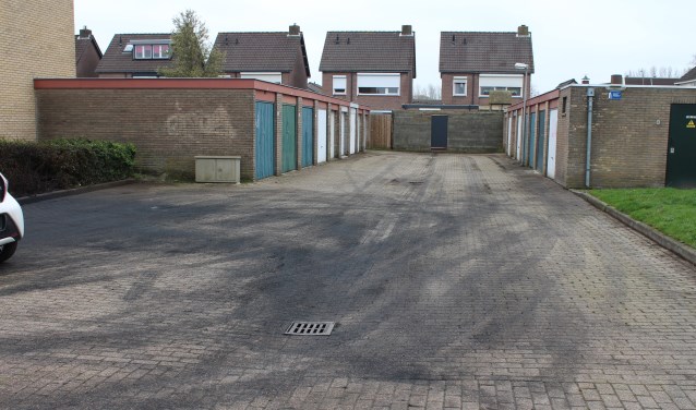 De nabijgelegen garageboxen bleven net bespaard van de vlammen.