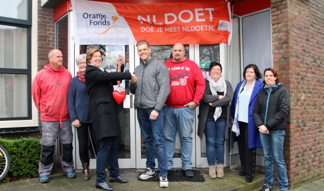 Peter Schuitert, Marian Rootsaert, wethouder Evertz, Daniël Visser, Patrick Leendertse, Franciëlla Chamuleau, Irma Rijk en Jacolien Bindervoet (vlnr).