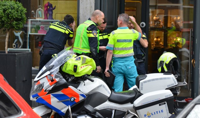 Politie en andere hulpverleners bij House of Pertijs in de Parkstraat na de gewapende overval op woensdag 6 maart.