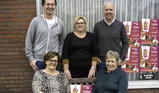 Het team achter de organisatie van de ZuDoQu. Staand van links naar rechts; Mark Maas, Sigrid Kerstens en Bas van den Bogaert. Zittend van links naar rechts; Lianne Bastiaansen, Elly Braspenning.