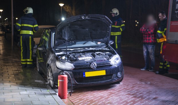 De voorkant van de auto heeft veel schade.