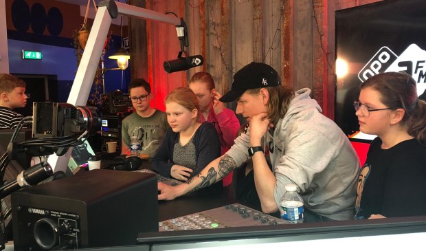 3FM-dj Sander Hoogendoorn leert kinderen de kneepjes van het radiovak
