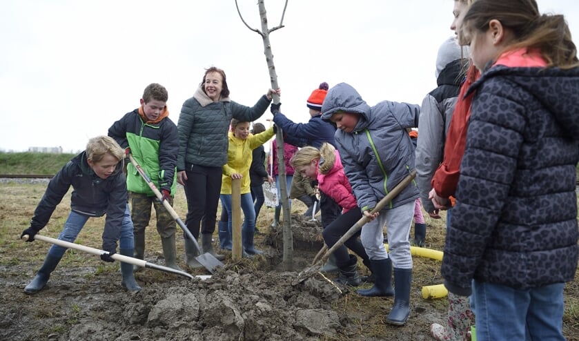 Kinderen Montessorischool planten ruim zestig bomen in stoomtreinpark