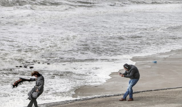Een mooi plaatje van de storm maken was zondag niet makkelijk. Dat maakt deze foto van Ricardo Kievit duidelijk. FOTO RK FOROGRAFIE