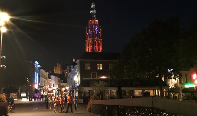 De Grote Kerk kan weer oranje kleuren.