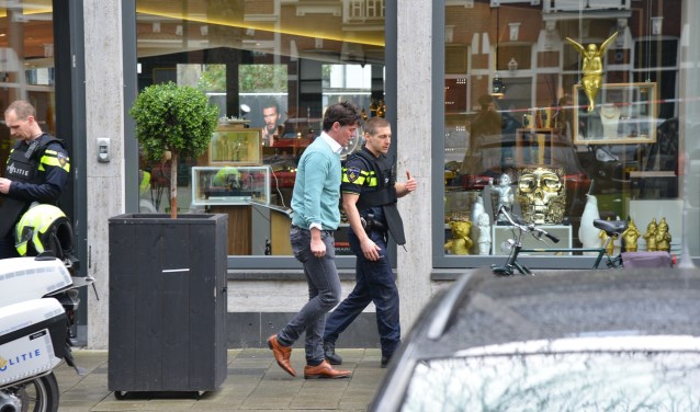 Politie en andere hulpverleners bij House of Pertijs in de Parkstraat na de gewapende overval op woensdag 6 maart.