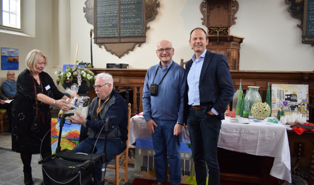 Vlnr Lia van der Vliet, Frans van Buren, Sjef van der Vliet, wethouder Jan Paantjens. FOTO STELLA MARIJNISSEN