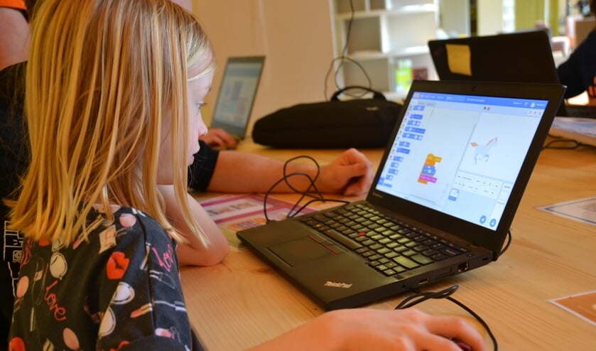 Noa (7) leert samen met haar vader hoe je moet programmeren FOTO REMKO VERMUNT