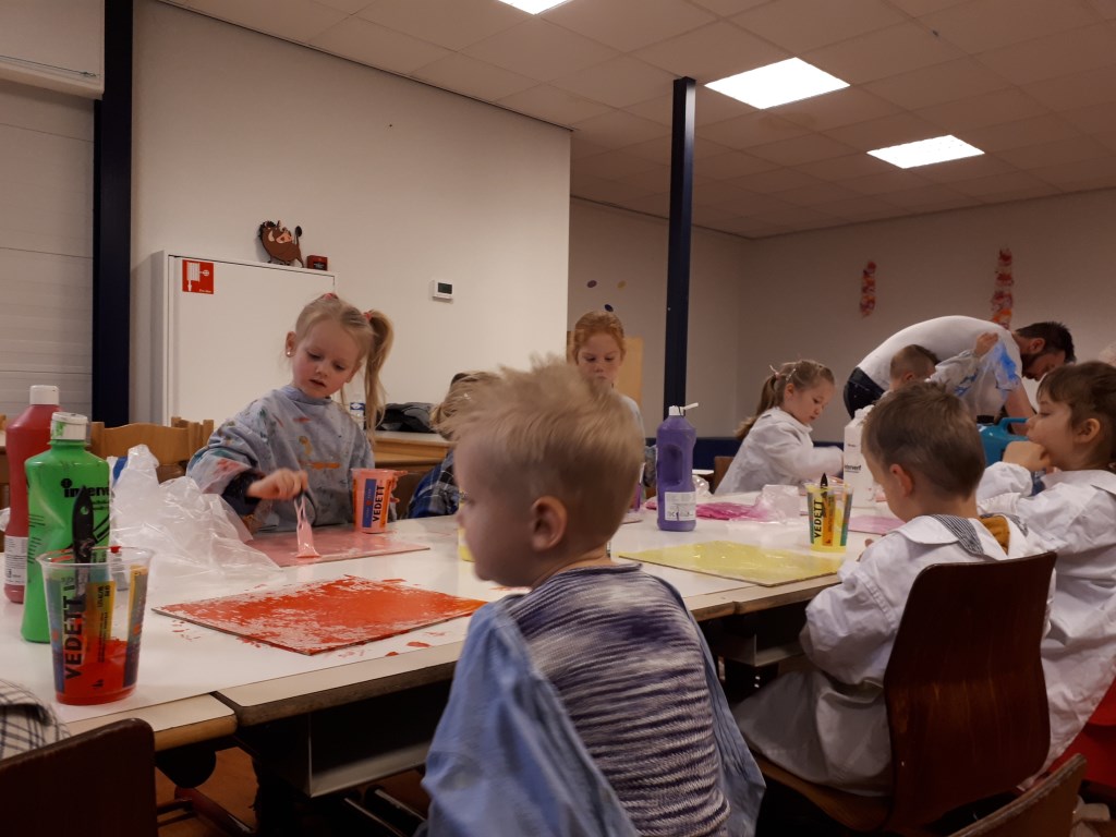 Beau en haar klasgenootjes beschilderen allemaal hun eigen paneel.