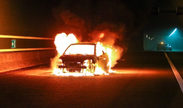 De auto is volledig uitgebrand.