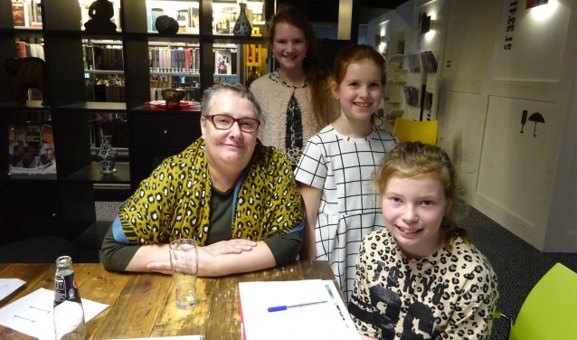 ICT-er Jeanka vertelt over haar werk aan Brecht, Heike en Sara. FOTO MARIELJA TEN BRUGGENCATE