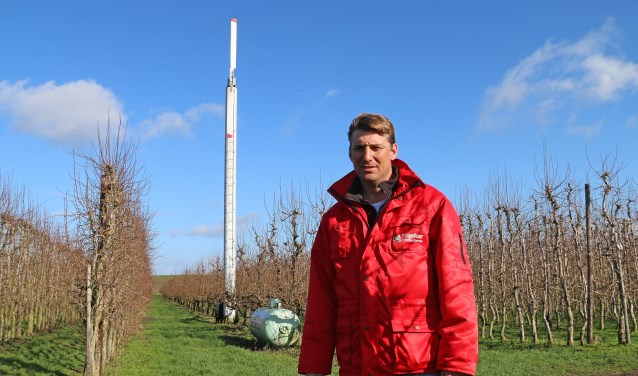 Martijn Vogelaar bij de windmachine die Vogelaar Fruitcultures al gebruikt.