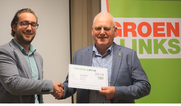 Dennis Aerts (links) reikte het Groene Lintje en bijbehorende oorkonde uit aan Henk Boot.