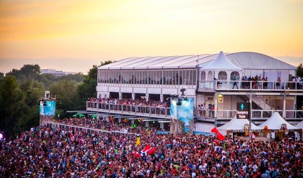 Een vip-deck met een eerste en tweede verdieping.