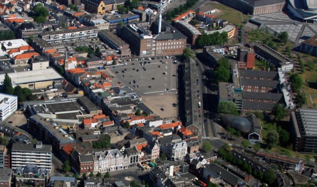 Molsparking ligt als een kale asfvaltvlakte in het hart van de stad.