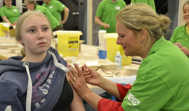 De 15-jarige Carola was één van de honderden jongeren die werd gevaccineerd.