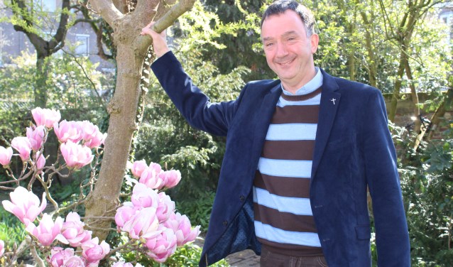Pastoor Paul Verbeek in de tuin van het Parochiecentrum