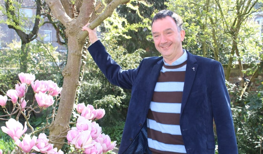 Pastoor Paul Verbeek in de tuin van het Parochiecentrum