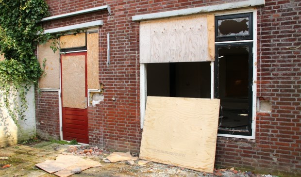 De ruiten zijn ingeslagen en houten platen losgehaald.