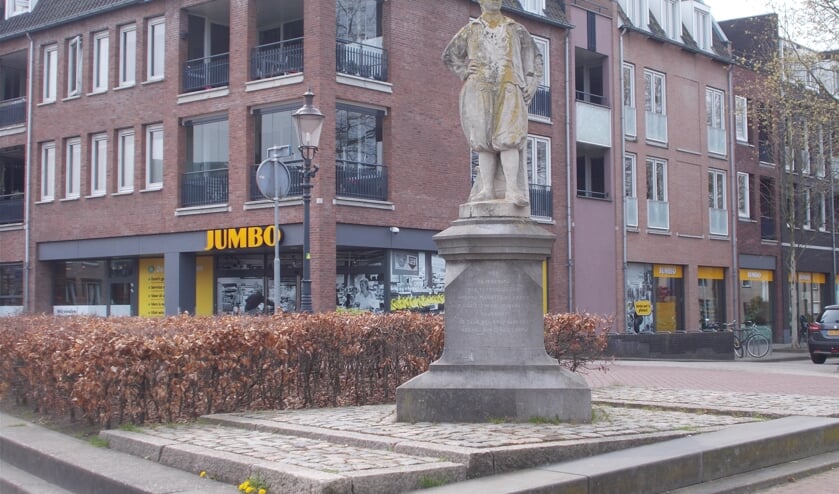 Het beeld van Adriaan van Bergen kan een schoonmaakbeurt gebruiken.