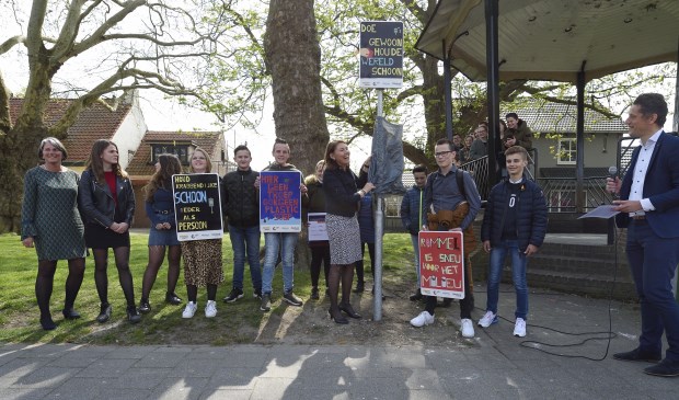 De onthulling gaat niet vlekkeloos, maar daarom kan de burgemeester wel lachen.