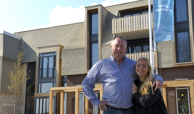 Vader en dochter Michel en Laura Kloeg bij hun spiksplinternieuwe hotel met restaurant.