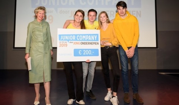 The B-bar is Junior Company van het Jaar 2019 in de categorie havo/vwo. V.l.n.r. Juryvoorzitter Elske Doets, Juliette Oomen, Marnix Sweegers, Maryse Kiewiet en Ties van Helvoort